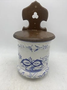 Porcelain BLUE WHITE COBALT Kitchen Salt Keeper Wood Lid & Wall Hanger - Bild 1 von 8