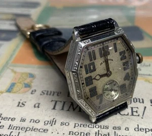 ELEGANT 1930 Illinois 17J MAXINE Style Shape Cal 307 NICE Case & Dial- L@@K !! - Picture 1 of 15