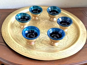 Vintage engraved brass tray and cups with hand blown glass inserts - Bild 1 von 8