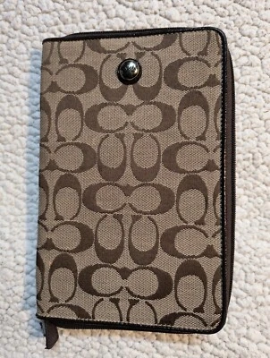 Funda con soporte para tableta iPad Jacquard Signature COACH cremallera alrededor de 8x5 pulgadas folio F61575 Foto 1 de 4