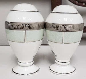 Noritake Bone China FASCINATION GREEN Salt And Pepper Set BRAND NEW Never Used - Picture 1 of 3