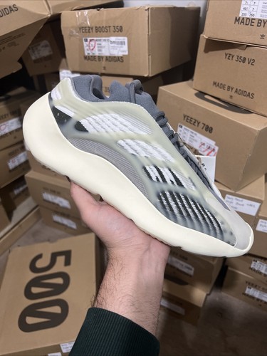 ?✅Uk13.5. YEEZY 700 V3 Fade Salt ??✅