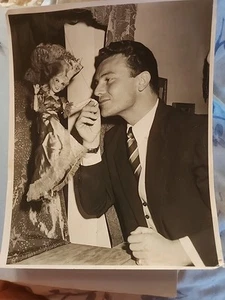 1957 PIERRE CRESSOY KISSES MAE WEST MARIONETTE 8 X 10 FOTO "CONTINENTAL STYLE" - Bild 1 von 8