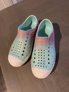 Zapatos Nativos Jefferson Brillo Zapatillas Sin Cordones Impermeables Rosa Turquesa 12 - Imagen 1 de 4