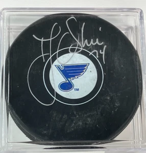 T.J. Oshie #74 Autographed Signed Puck St. Louis Blues NHL Hockey Team Logo - Bild 1 von 2