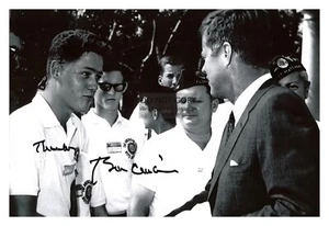 PRESIDENT JOHN F. KENNEDY SHAKING HANDS WITH BILL CLINTON AUTOGRAPHED 4X6 PHOTO - Picture 1 of 4