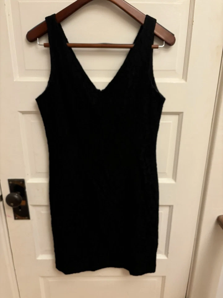 Vestido Vaina Theory Negro Encaje Sin Mangas Cuello en V Forrado Sobre la Rodilla Talla 8 $355 Foto 1 de 4