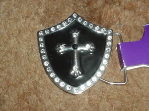 2007 (NEXT STYLE) RHINESTONE SHEILD CON HEBILLA DE CINTURÓN PLATEADO CRUZADO - NUEVO - Imagen 1 de 5