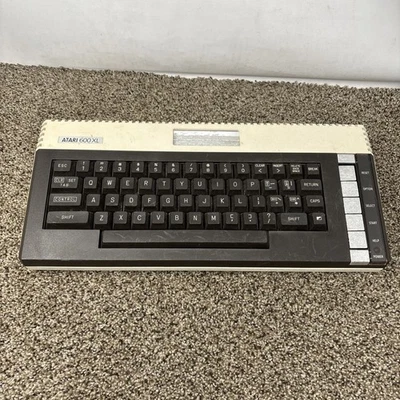 Atari 600 XL Home Computer FOR PARTS OR REPAIR! - image 1 of 4