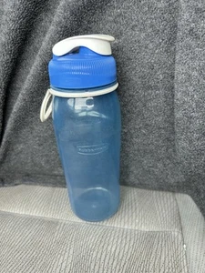Botella de agua de plástico Rubbermaid de 20 oz 7M22 tapa abatible bucle azul - Imagen 1 de 6