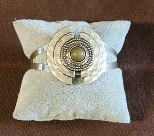 Paparazzi Incredibly Indie Green Cuff Bracelet - Picture 1 of 6