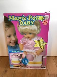 Magic Potty Baby 1992 bambola vintage TYCO con sedia vasino giocattolo allenamento con scatola - Foto 1 di 9