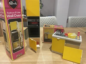 Pedigree Sindy EASTHAM Cocina Pared Horno Fregadero Unidad Armario De Colección Años 70 Amarillo - Imagen 1 de 20
