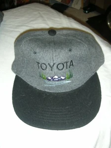 NUEVO Lana Toyota Ball Cap Gris Oscuro con Ala Negra. ¡CÁLIDO! - Imagen 1 de 6