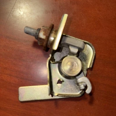 1992-95 Toyota Paseo топливный наполнитель открытие крышки замок 77037-16030 OEM - Изображение 1 из 3