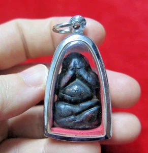 Original Phra Pidta LP Kaew Wat Pak Talay Amuleto Más de 80 Años Estuche Inoxidable - Imagen 1 de 8