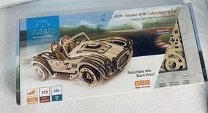 NUOVO!! UGEARS KIT MODELLINO MECCANICO IN LEGNO DRIFT COBRA AUTO DA CORSA SCALA 1:14 - Foto 1 di 3