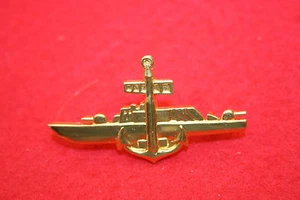 ORIGINAL CHILE MARINA CHILENA BARCO COHETE TRIPULACIÓN GORRA DE METAL SOMBRERO UNIFORME INSIGNIA - Imagen 1 de 2