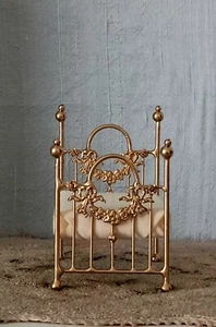 DOLLHOUSE MINIATURE BED ARTISAN MADE 1:24 SCALE LAST ONE - Imagen 1 de 3