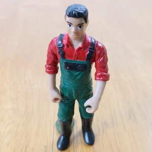 Schleich Bauer/Mann Ersatzfigur grüner Overall rotes Hemd Grasaufnäher - Bild 1 von 2