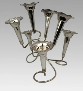 Centro de mesa Epergne de siete trompetas chapada en plata de mediados del siglo XX - Imagen 1 de 5