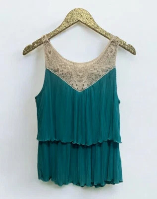 j.t.b. Top con volantes sin mangas de encaje verde talla mediana Foto 1 de 3