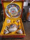 Ensemble de thé miniature vintage chinois en porcelaine peinte à la main assis dans une boîte en soie rouge