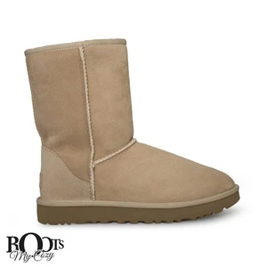 BOTAS UGG CLASSIC II CORTAS ARENA GAMUZA PIEL DE OVEJA MUJER TALLA US 9/UK 7.5 NUEVAS - Imagen 1 de 7