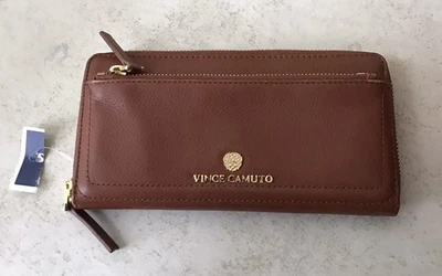 "Cartera larga de cuero marrón Vince Camuto para mujer con cremallera alrededor de 8x4x1""" Foto 1 de 4
