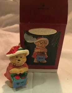 1993 Hallmark Keepsake Ornament "Mamá" oso con monedero sombrero de perlas  - Imagen 1 de 3