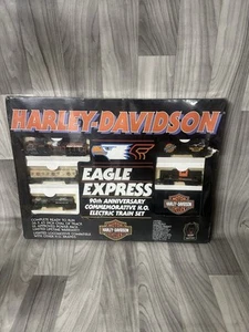 JUEGO TREN ELÉCTRICO COLECCIÓN 90 ANIVERSARIO HARLEY-DAVIDSON EAGLE EXPRESS NUEVO EN CAJA - Imagen 1 de 2