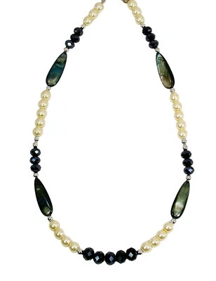Collar blanco y negro con perlas blancas, cristal negro y cuentas concha Nuevo Foto 1 de 4