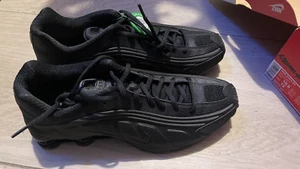 nike shox R4 10.5 44.5 Neu Original TRIPLE BLACK - Bild 1 von 5