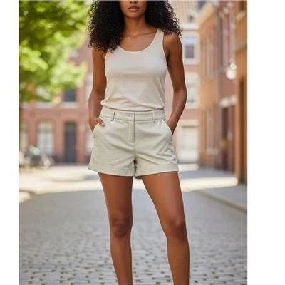 Pantalones cortos Express para mujer con textura brillante metálicos plateados con puños Foto 1 de 4