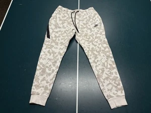 Nike Herren Tech Fleece Camouflage Jogginghose Stil CJ5981-121 Größe Medium - Bild 1 von 5