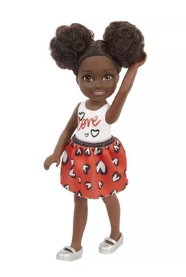 Boneca Barbie Chelsea 6 polegadas saia morena usando estampa de coração nova na caixa - Imagem 1 de 3