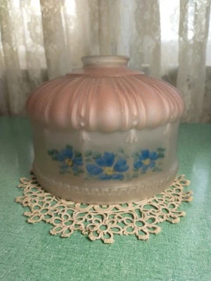 Vidrio satinado floral vintage pintado a mano tono claro rosa con flores azules  Foto 1 de 4