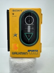 Sony Sports Walkman Radio Lettore Cassette WM-F45 Radio Funzionante Non Riproduce Nastri - Foto 1 di 10