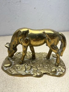 VINTAGE BRASS ORNAMENT OF A Horse Grazing 1.5kg - Photo 1/16