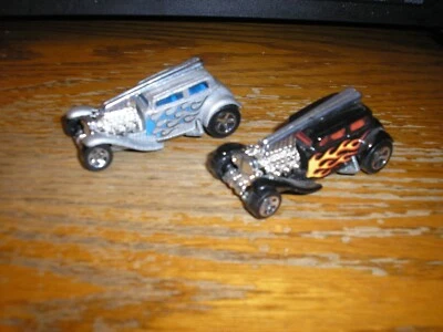 Bonito Lote de 2 Diferentes Hot Wheels Tubos Rectos Ford Vicky Sedanes ENVÍO GRATUITO Foto 1 de 4