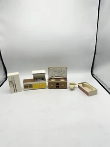 Vintage Tomy Smaller Homes Puppenhaus Badezimmer Set & Küche - Bild 1 von 7