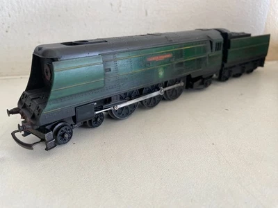 TRIANG R356 FIGHTER COMMAND 34064 SR GREEN LOCO & TENDER GOOD RUNNER GC & SMOKE - Image 1 of 4