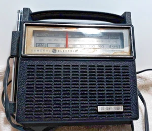 Vtg General Electric GE 7–2810F Solid State AM/FM Portable Radio Works Antennae - Picture 1 of 8