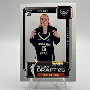 2025 Panini Instant WNBA #DN-1 PAIGE BUECKERS DRAFT NIGHT ROOKIE CARD Wings RC - Foto 1 di 2
