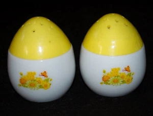 VINTAGE Salt Pepper Shakers Ceramic Milk Glass Fragrance Wildflowers 1970's - Bild 1 von 5