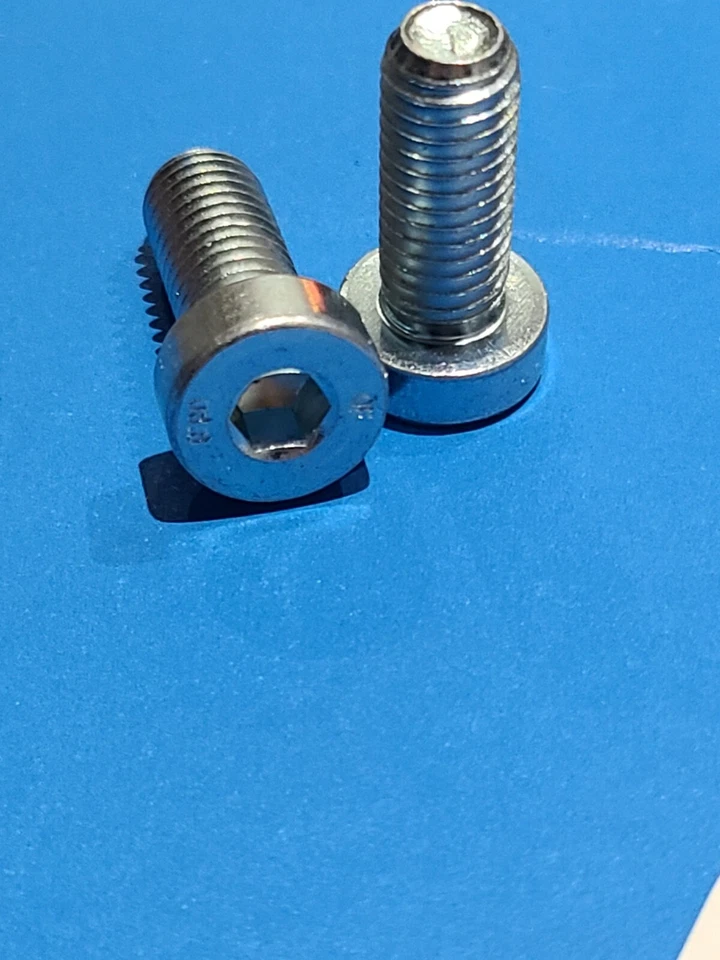 NUEVO pernos de rotor Ducati Monster 900 - delanteros y traseros - 18 precio total se envía Foto 1 de 1