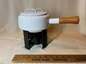 Olla y soporte para fondue con mango de madera de hierro fundido esmalte blanco Dansk Kobenstyle usado en excelente estado - Imagen 1 de 24