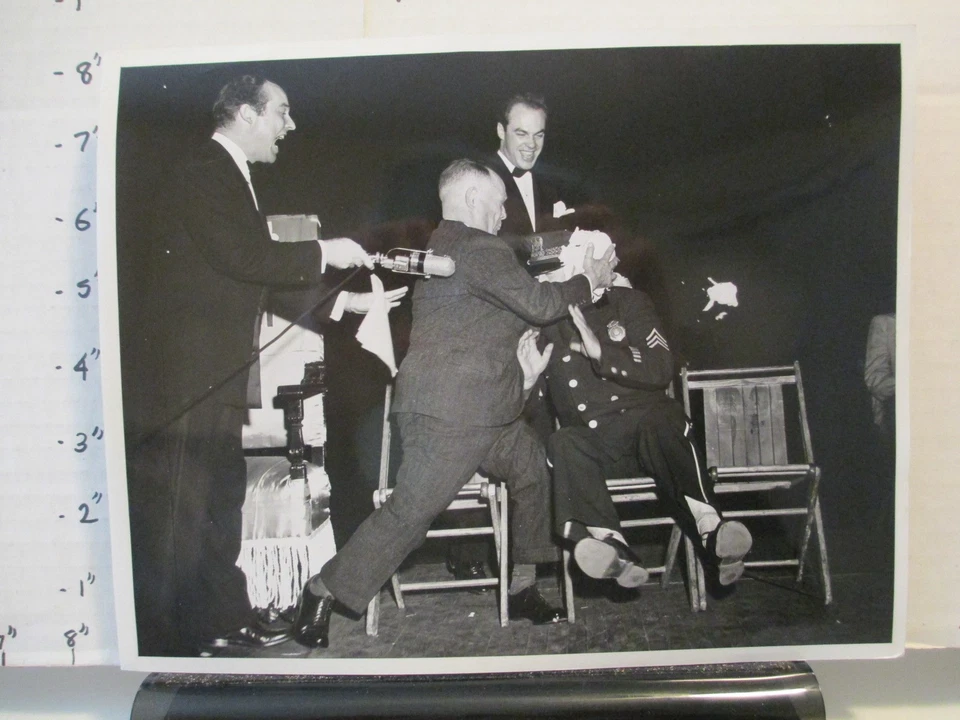 Foto del programa de radio de televisión NBC 1945 CONSECUENCIAS DE LA VERDAD Edwards Omaha policía Leo Hayes Foto 1 de 1