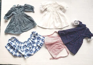 5 Teile Vintage Puppenkleid für 14 bis 16 in Puppe 60er Jahre 3 Kleider 2 Schürzen  - Bild 1 von 2