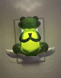 Bath & Body Works Light Up Yoga Frog On Lilly Pad Wallflower Plugin - Picture 1 of 2